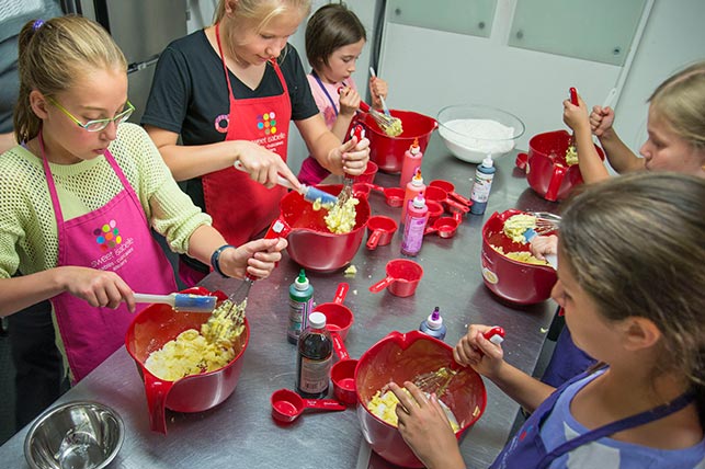 camp de-jour culinaire : enfants qui cuisinent