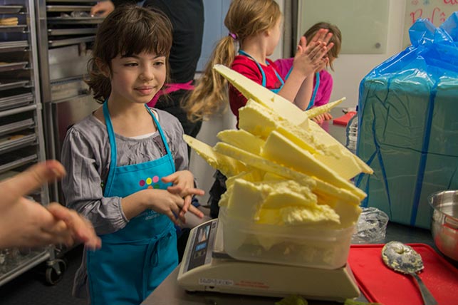 camp de-jour culinaire : enfants qui préparent des gâteaux