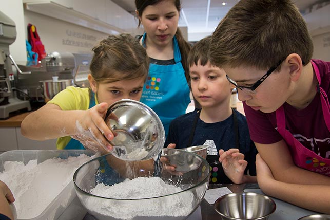 camp de-jour culinaire : enfants qui préparent des biscuits