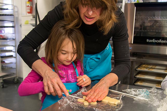 camp de-jour culinaire : enfants qui préparent des biscuits