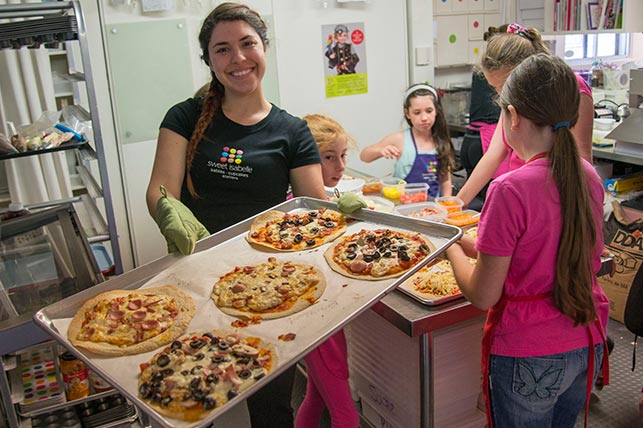 camp de-jour culinaire : enfants qui préparent leur diner